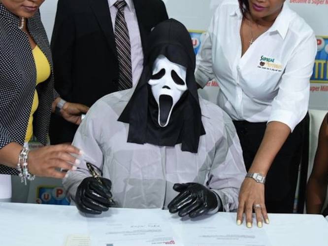 Lottowinnaar die anoniem wil blijven draagt masker uit Scream om cheque op te halen