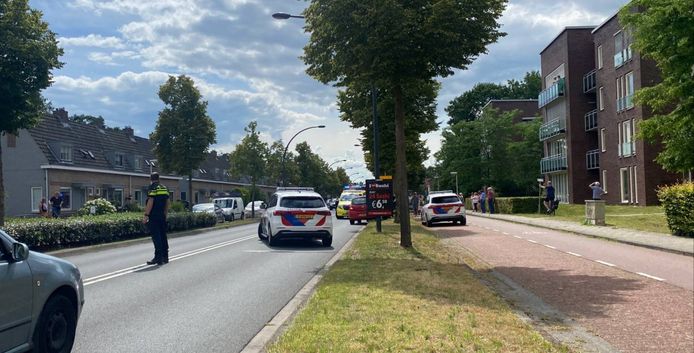 De Oldenzaalsestraat in Hengelo is door het ongeval afgesloten.