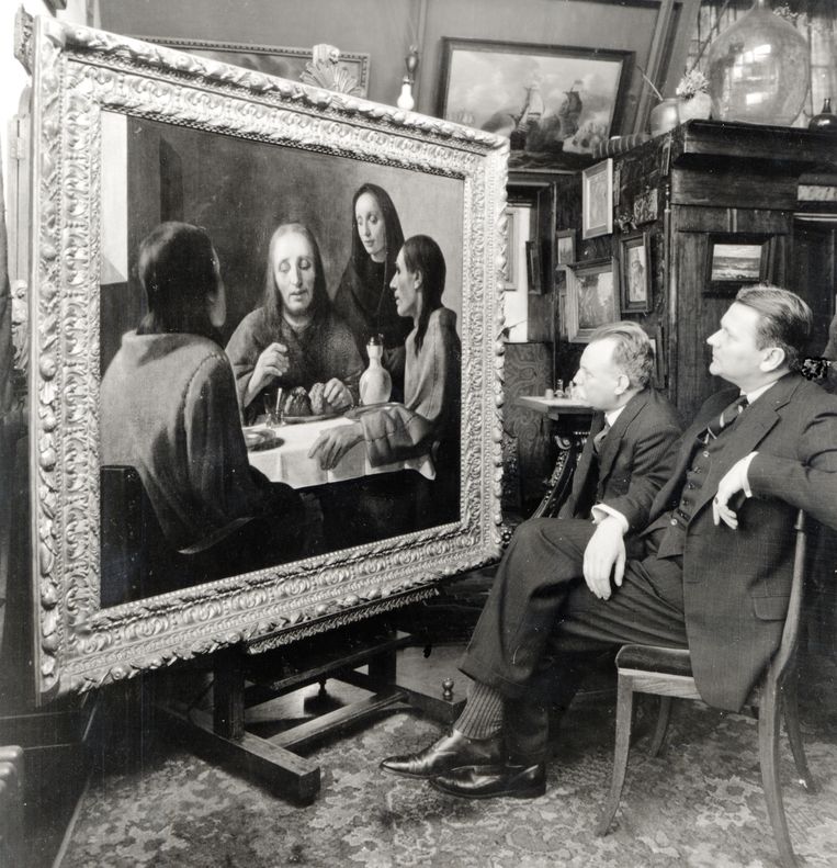 Dirk Hannema (r), toenmalig directeur van Museum Boijmans, kijkt met conservator Hendrik Luitwieler naar De Emmaüsgangers, 1938. Beeld via Boijmans van Beuningen