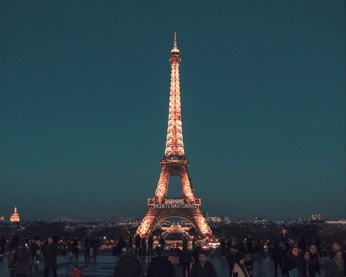 De maatregel is nodig omdat sinds de aanslagen in 2015 de bezoekersaantallen bij de Eiffeltoren zijn afgenomen.