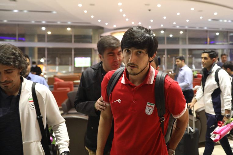 Sardar Azmoun en teamgenoten komen aan in Teheran, na afloop van het WK. Beeld AFP