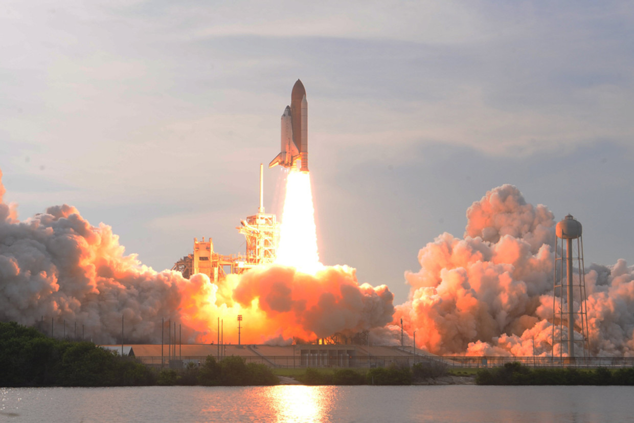 De Amerikaanse spaceshuttle Endeavour is gelanceerd. Het ruimteveer vertrok vannacht vanaf de ruimtebasis Cape Canaveral in Florida. (AFP) Beeld 