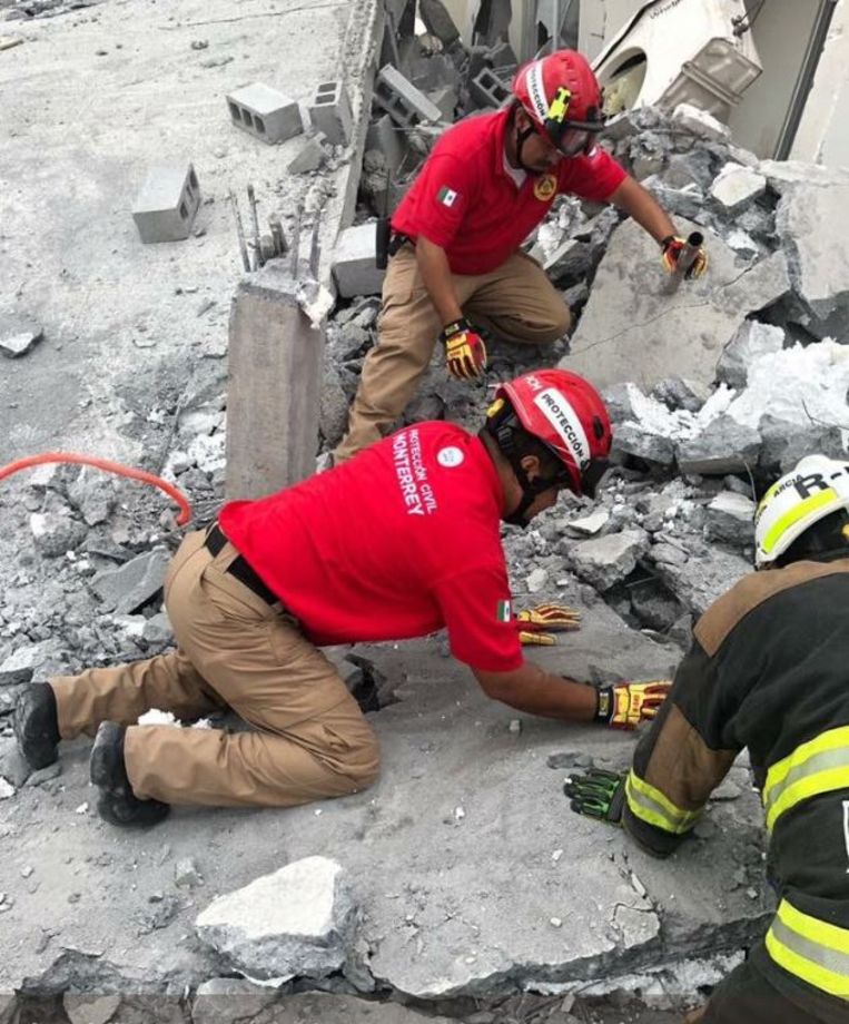 Op een bouwwerf in Mexico zijn minstens zeven doden gevallen toen een gebouw instortte. Nog een tiental arbeiders zijn vermist. Beeld Twitter: @pc_mty