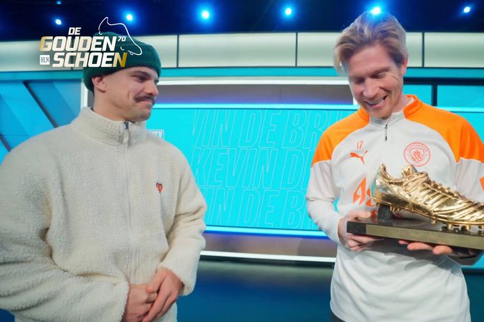 Average Rob overhandigt Kevin De Bruyne de Gouden Schoen voor 'Beste Belg in het Buitenland': "Ik ben trots om deze te winnen."
