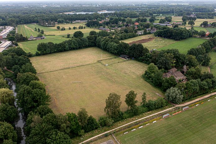 Het ongebruikte voetbalveld van sv Ruwaard waar tijdelijk 72 woningen moeten komen.