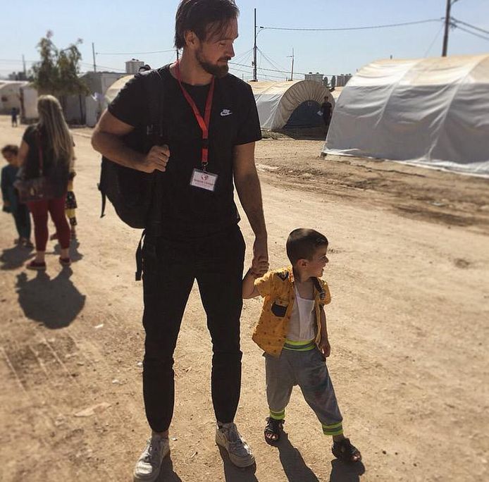 مارك شبيكر في مخيم اللاجئين.