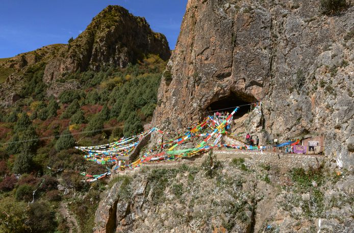 De grot op de Tibetaanse hoogvlakte waarin de onderkaak werd gevonden.