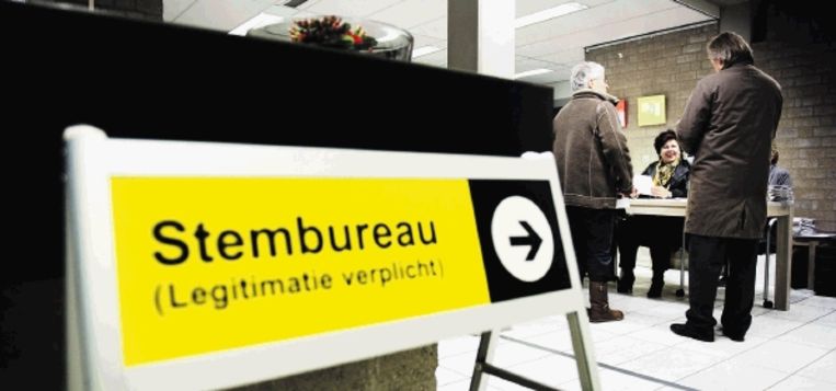 Inwoners van de fusiegemeente Bodegraven-Reeuwijk brengen in het gemeentehuis van Reeuwijk hun stem uit. (FOTO ROBIN UTRECHT, ANP) Beeld ANP