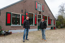 Ronald van der Vight (links) en Jeroen Meeder, twee van de Hereboeren van Soest, voor de Willemshoeve, de uitvalsbasis.