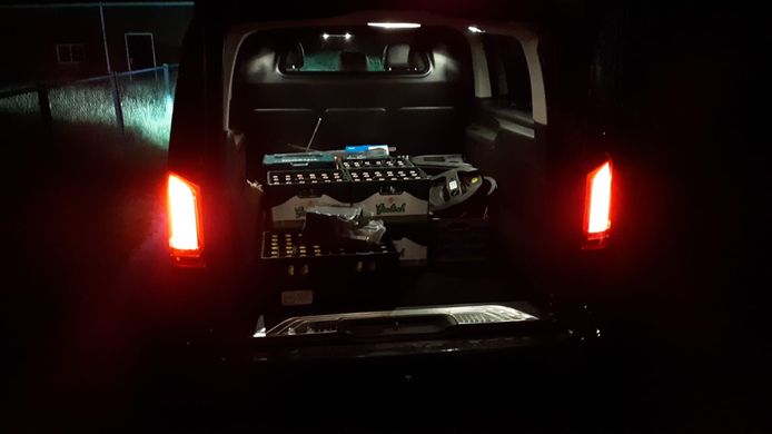 Een auto gevuld met kratten bier.
