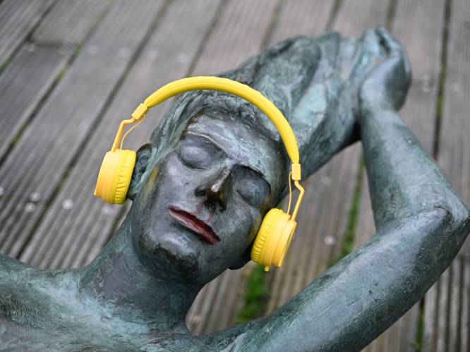 Beroemdste standbeeld van Leuven geniet van een streepje muziek