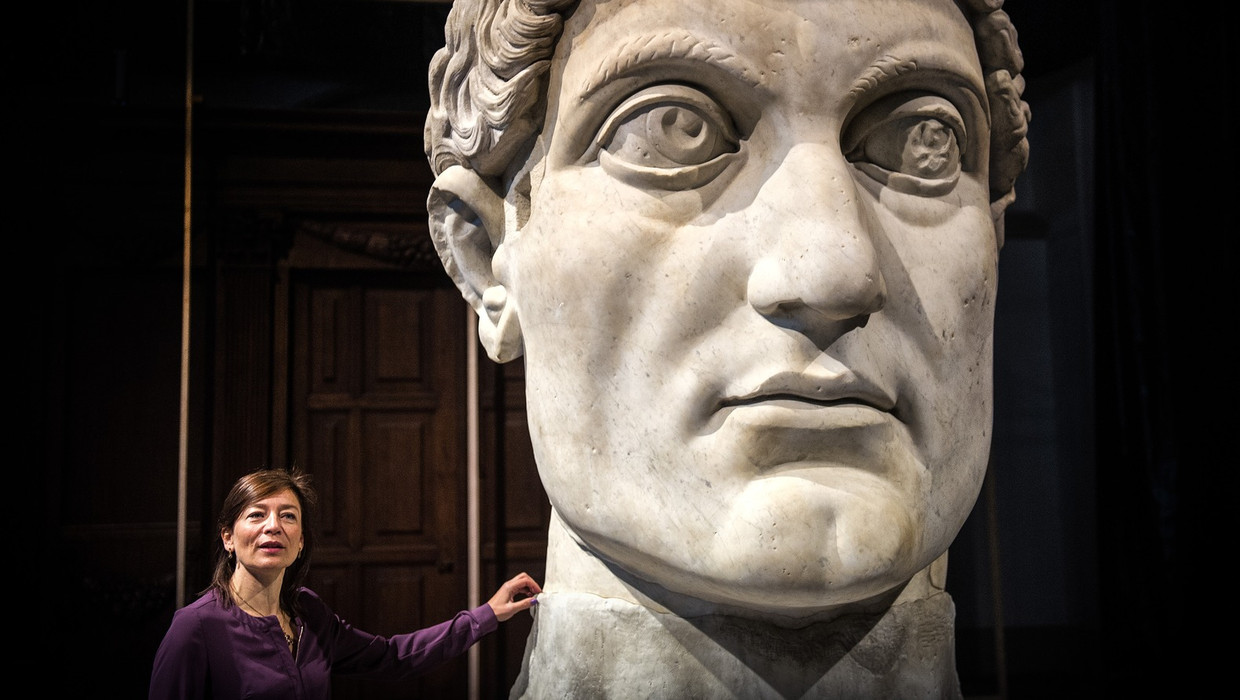 Cathelijne Broers, directeur van de Hermitage en De Nieuwe Kerk in Amsterdam, onthult afgelopen september de reconstructie van de kop het antieke standbeeld van de Romeinse keizer Constantijn in De Nieuwe Kerk voor de tentoonstelling Rome. De droom van keizer Constantijn. Beeld Rein van Zanen