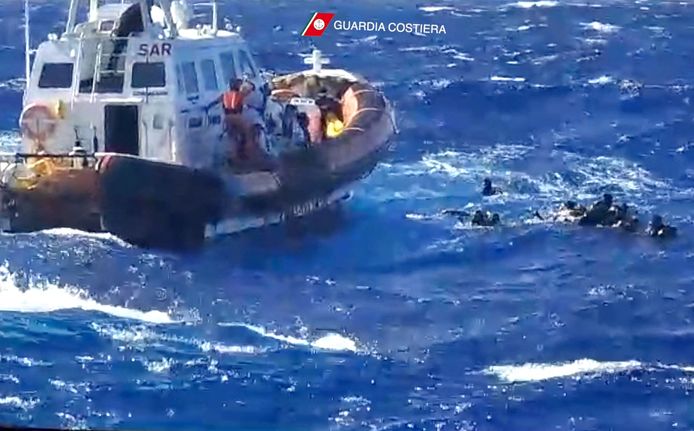 Foto scattata il 5 agosto.  Un'operazione di salvataggio dopo che una barca di migranti si è capovolta al largo dell'isola italiana di Lampedusa.