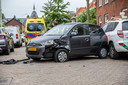 Een auto botste zondagmiddag tegen een geparkeerde auto aan de Sint Josephstraat in Roosendaal.