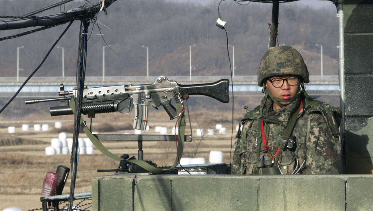 Een soldaat uit Zuid-Korea staat op wacht bij de grens. Beeld ap