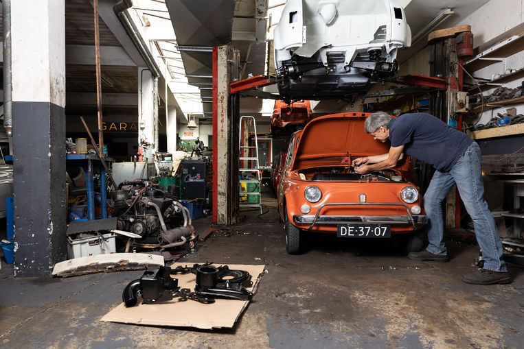 Diederick van der Heide sleutelde als tiener al aan zijn Honda C50-brommers. ‘Ik vond het bij Ten Cate zo leuk dat ik bleef hangen.’ Beeld Daphne Lucker