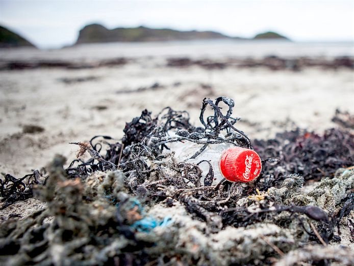 Coca-colaflesje op strand.