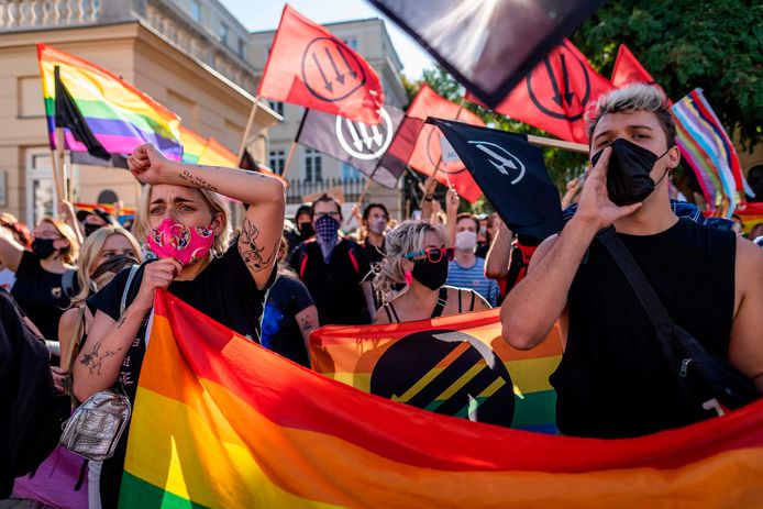 Archiefbeeld. Demonstranten kwamen in augustus nog op straat in Warschau als reactie op een betoging tegen de LGBTQ+-gemeenschap van Poolse nationalisten, hooligans en extreemrechtse groeperingen.
