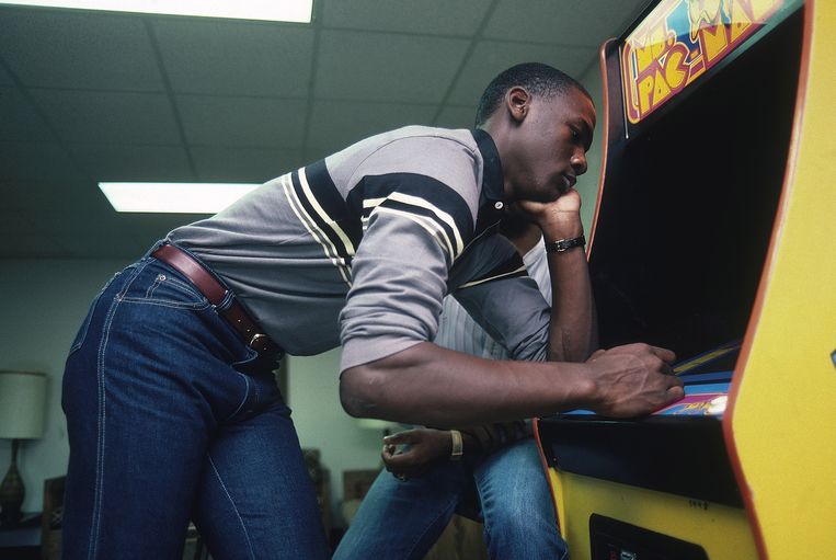 Basketballer Michael Jordan speelt Ms. Pac-Man in 1983.  Beeld Getty