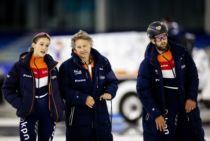 Suzanne Schulting, coach Jeroen Otter en Daan Breeuwsma, die een panterhartje op zijn helm heeft ter nagedachtenis aan Lara van Ruijven.