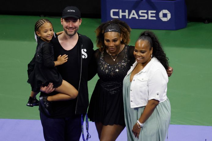 Serena Williams con sua figlia Olympia (a sinistra), il marito Alexis Ohanian (ML) e la sorella Esha Price.