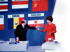 Deed Sophia Loren niet wat lang over het pakken van een balletje bij loting?