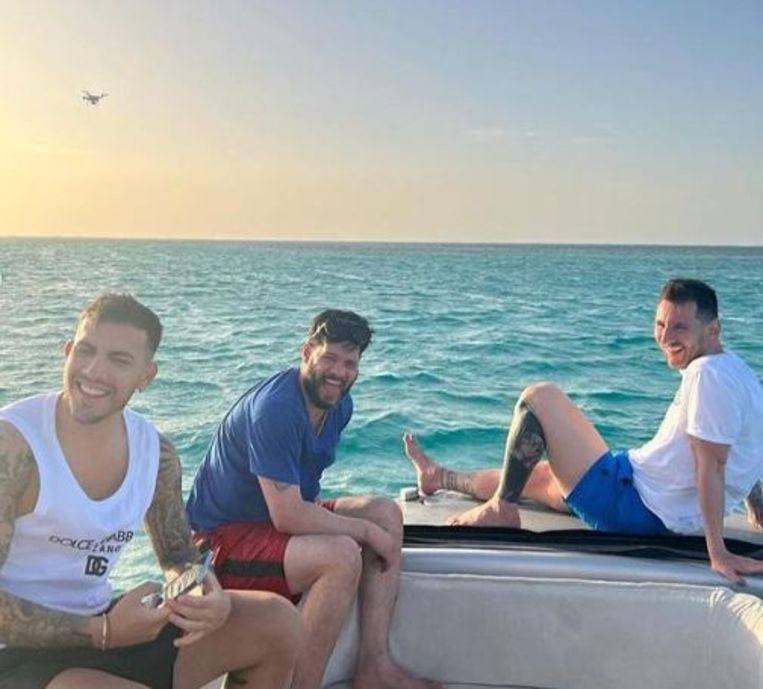 Messi met vrienden genietend van een boottocht op de Rode Zee. Beeld Instagram/Leomessi