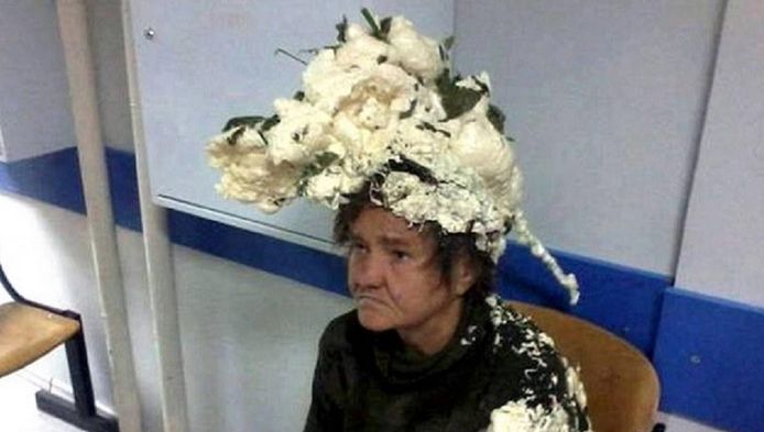 vrouw verwart bouwschuim met haarschuim
