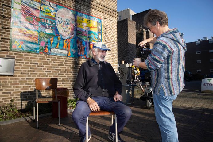 Straatpastor Lucy Geertman schenkt koffie bij de Titus Brandsmakapel.