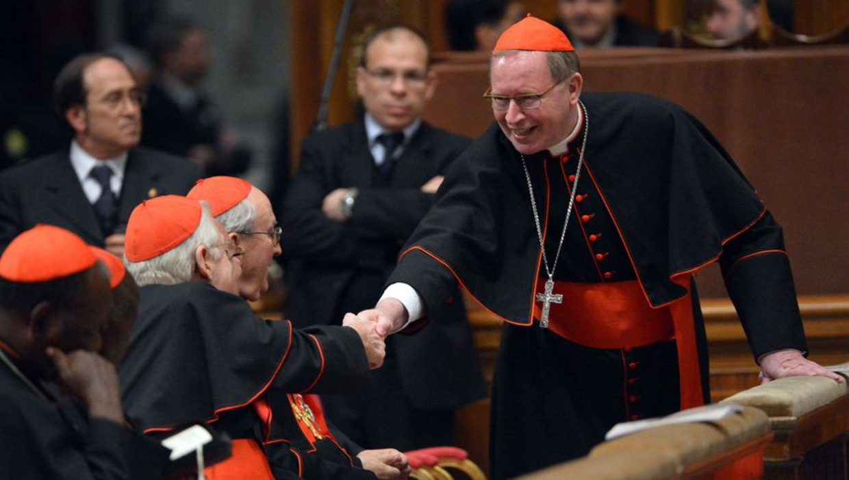 De Nederlandse kardinaal Wim Eijk groet collega's voor het gebed in het Sint Pieterskerk in Vaticaanstad, Italie. Beeld anp