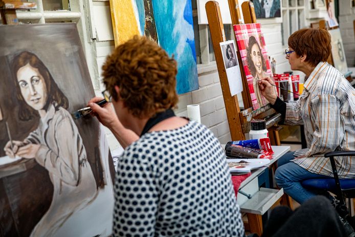 Cursisten schilderen voor de expositie over Anne Frank, naar aanleiding van de toneelvoorstelling van Meer Vreugde Kern.
