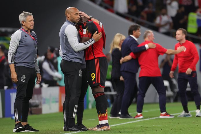 Romelu Lukaku wordt getroost door assistent-coach en voormalig topspits Thierry Henry.