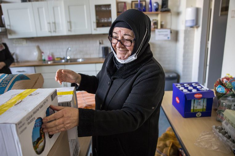Emine Altundag, voorzitter van de vrouwenvereniging van de Kocatepe-moskee in Rotterdam-Zuid, laat de ingrediënten zien voor het eten dat ze maken voor het goede doel.  Beeld Arie Kievit
