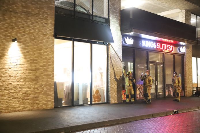 De brandweer moest een gevel van een winkel aan de Meyerstraat in Den Haag verwijderen.