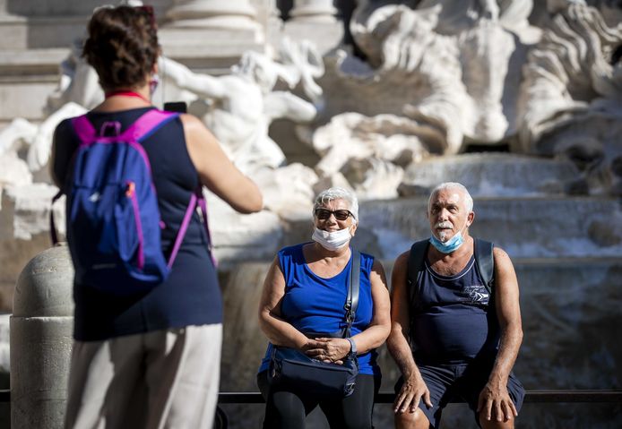 Toeristen bij de Trevifontein in Rome, Italie. Het land was de coronabrandhaard van Europa en het toerisme komt maar moeizaam op gang.