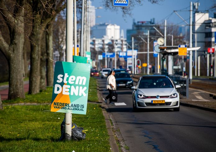 In Rotterdam zijn verkiezingsborden blijven hangen, bijvoorbeeld hier aan de Schiedamsedijk.