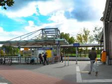 Stationsborden en fiets vernield op station Middelburg, NS doet aangifte