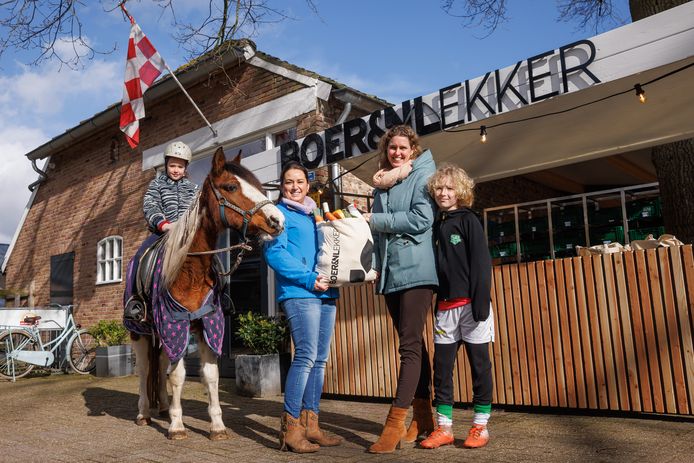Annemiek Messer kreeg uit handen van gastvrouw Wendy de eerste tas.