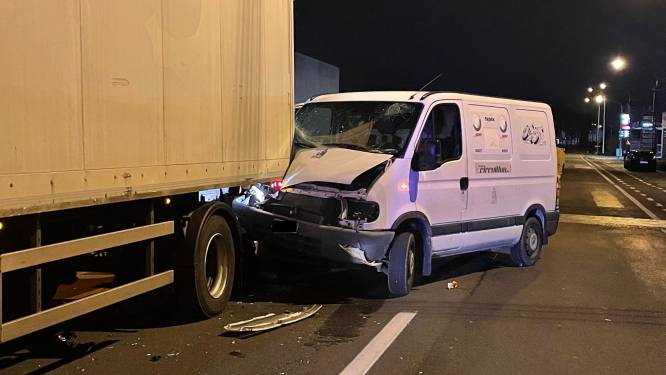 Automobilist gewond na klap tegen stilstaande vrachtwagen in Ingelmunster