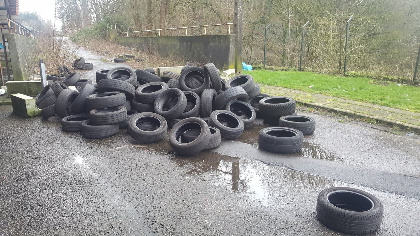 Ces pneus usés sont restés une bonne semaine à l'angle de la rue du Garde-Barrière et de la rue Chet à Montignies-sur-Sambre (Charleroi)