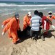 Doden gekapseisd schip spoelen aan bij kust Libië