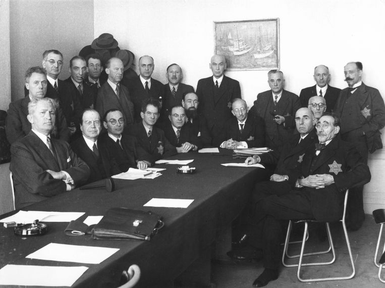 De Joodse Raad in december 1942, met links vooraan voorzitters Abraham Asscher en David Cohen.  Beeld Beeldbank WO2 – Niod, Collectie Joh. de Haas 