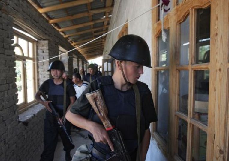 Kirgizische agenten doorzoeken een huis. ANP Beeld 