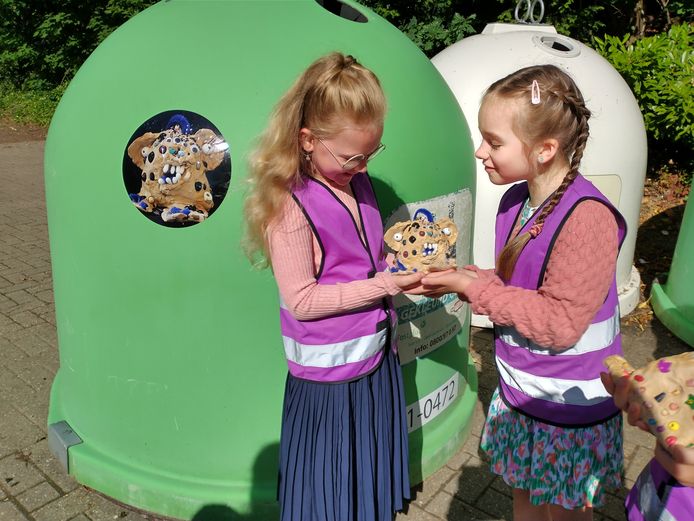 Leerlingen Ruiterschool activeren glasbolbewakers om sluikstorters af