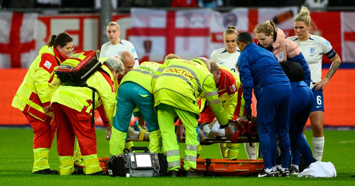 Grote schrik in België: speelster Engeland met zuurstofmasker en bij kennis van het veld gedragen na botsing.