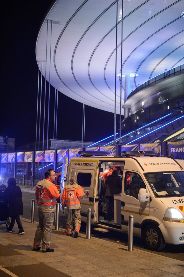 Een ambulance aan het Stade de France. Beeld PHOTO_NEWS