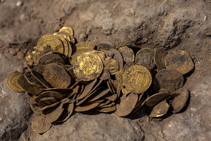 Tieners in Israël hebben een duizend jaar oude pot met goud gevonden tijdens opgravingen.