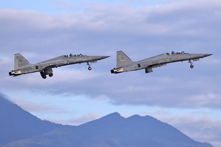 Twee Taiwanese F-5's voeren een oefening uit. Beeld REUTERS