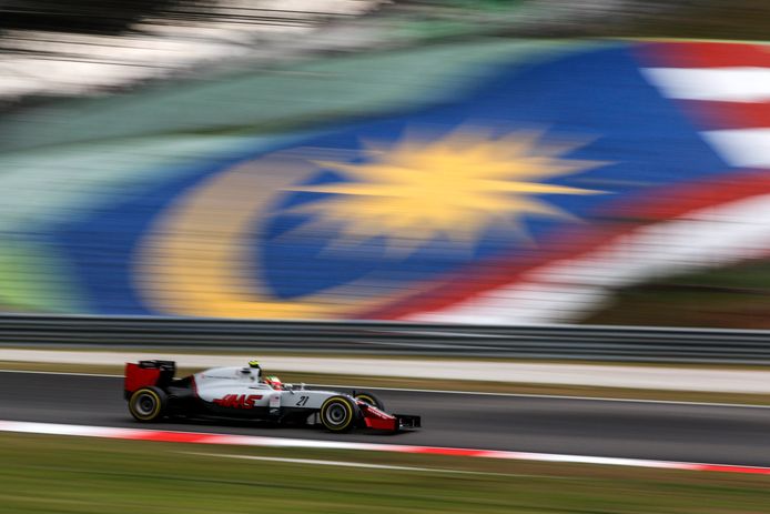 epa05565045 Mexican Formula One driver Esteban Gutierrez of Haas F1 Team steers his car in front of a Malaysian national flag during the qualifying session for the Malaysian Formula One Grand Prix in Sepang, Malaysia, 1 October 2016. The 2016 Formula One Grand Prix of Malaysia will take place from 30 September till 02 October 2016.  EPA/AHMAD YUSNI