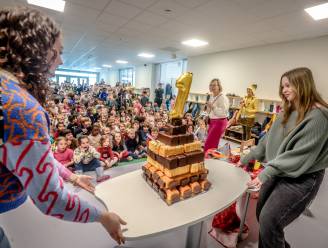 Kinderen van Sint-Andreasinstituut vieren samen met ‘Jutje Goud’ eerste verjaardag van hun nieuwe gebouwen